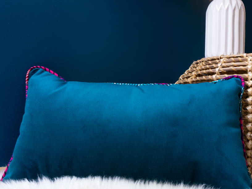 KALI - Housse de coussin en velours avec passepoil en wax 50x30 - Kahuhome