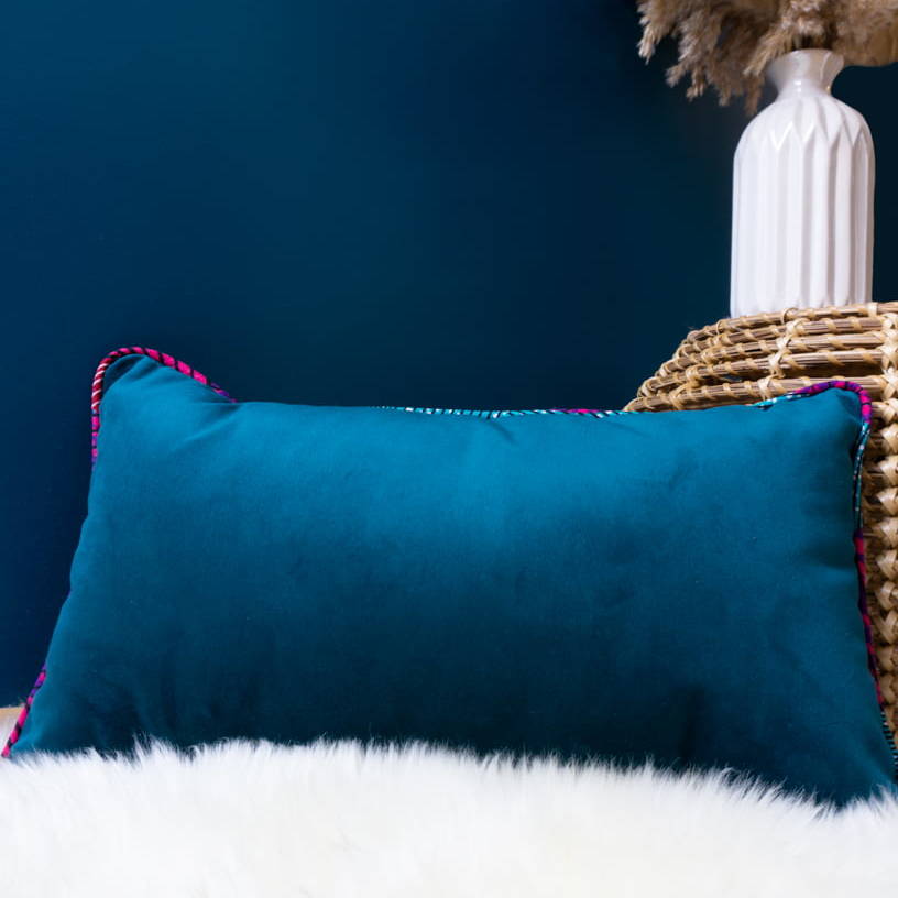 KALI - Housse de coussin en velours avec passepoil en wax 50x30 - Kahuhome