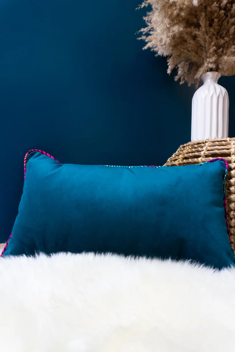 KALI - Housse de coussin en velours avec passepoil en wax 50x30 - Kahuhome