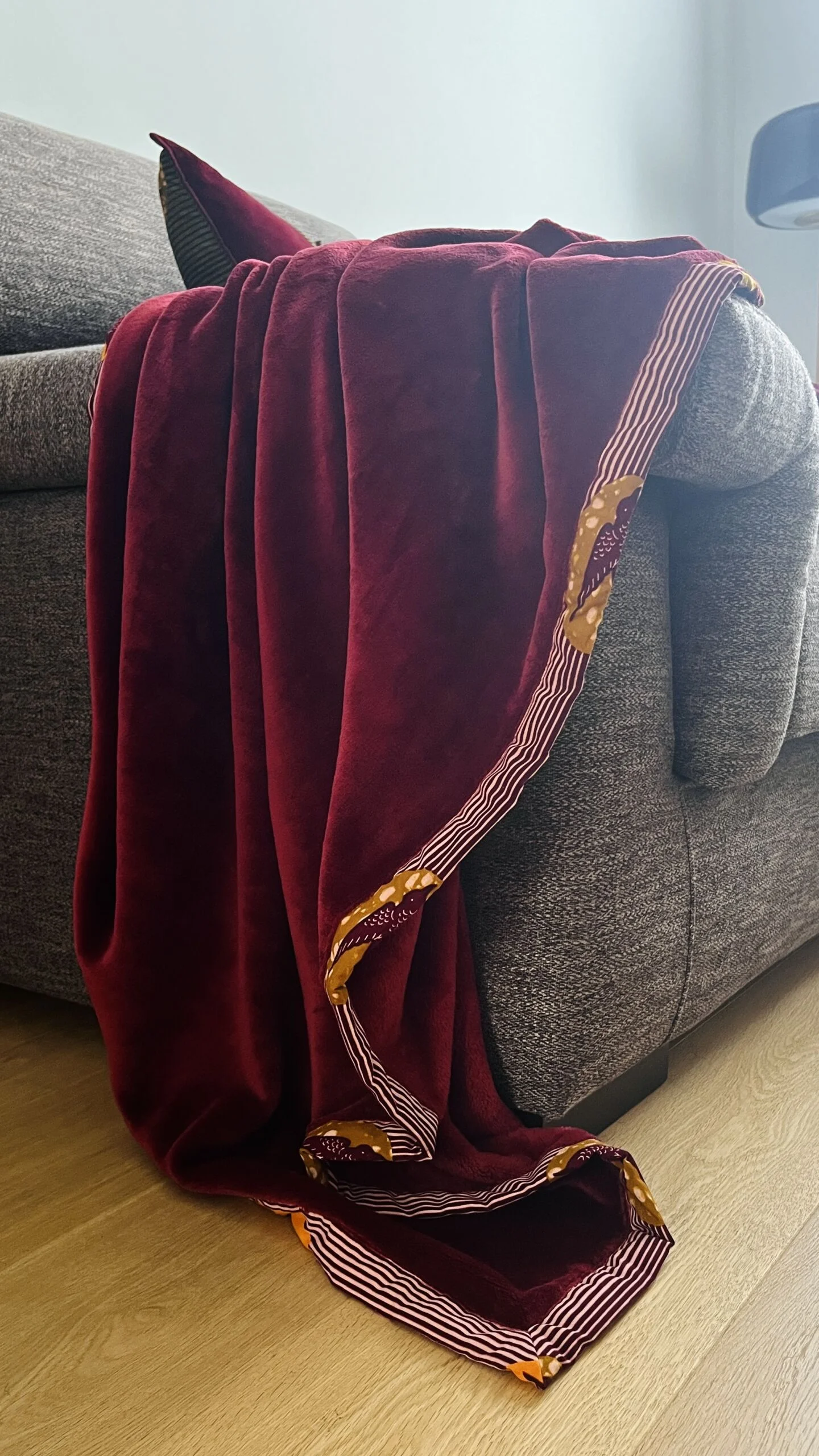 Plaid bordeaux avec une touche en max 150x200