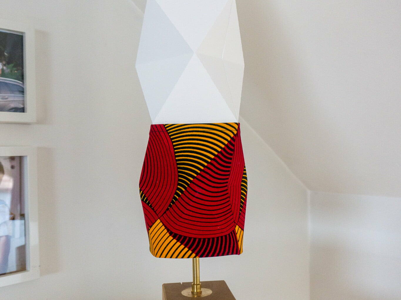 Kitoko lampe en origami et wax rouge et jaune moutarde