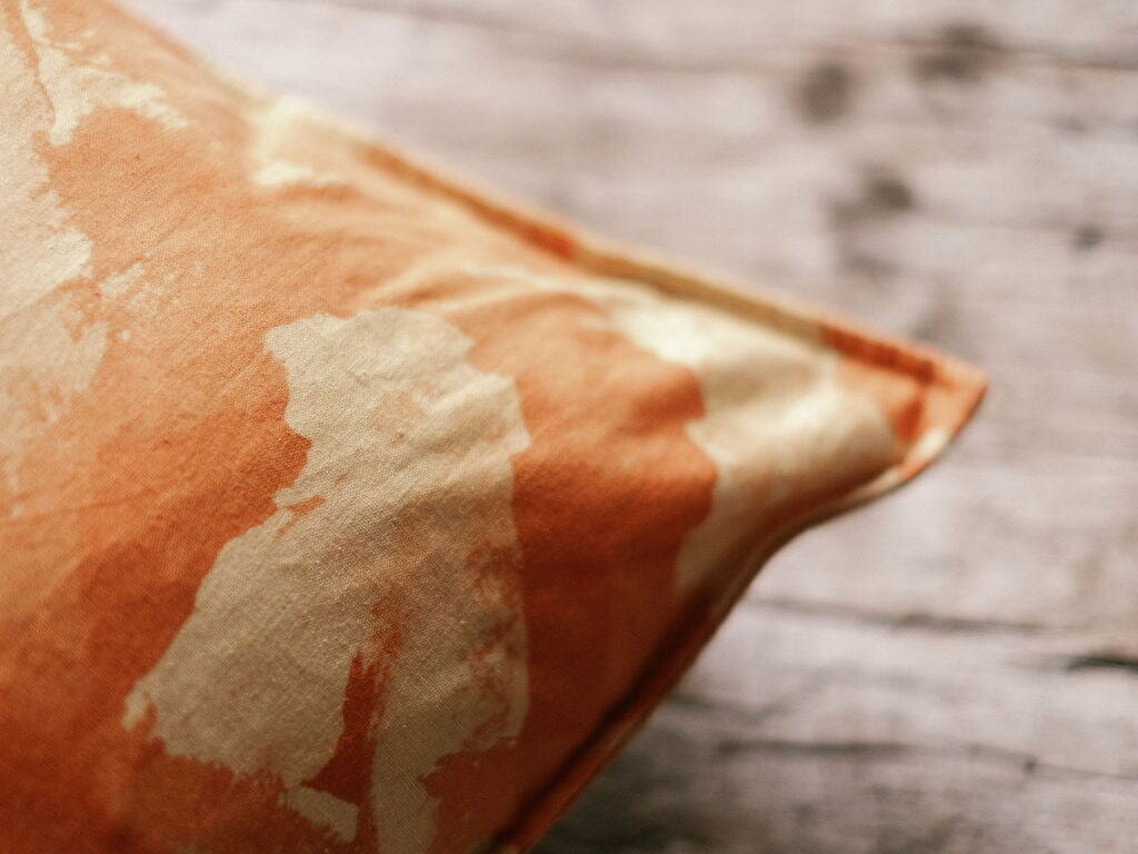 coussin en velours jaune moutarde avec du batik